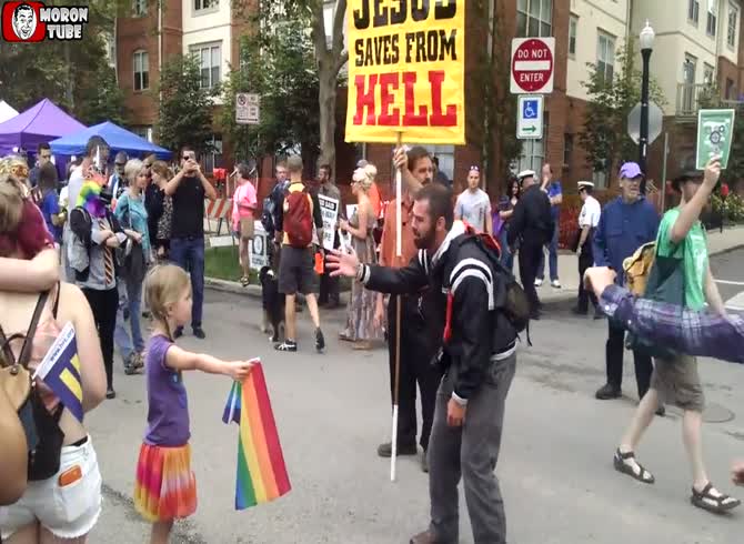 Video :A girl confronts someone who opposes homosexual marriage